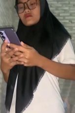 Penasaran Colok Lubang Anal Jilbab Sintia