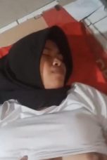 ABG Jilbab No Jembut Kesakitan Memeknya Dipaksa Dimasukin Kontol Gede