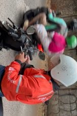 Momi Itha Menghubungi Kurir Shopee Untuk Memuaskan Memeknya