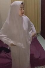 Jilbab Istri Tetangga Datang Ke Rumah Minta Dientot