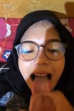 Jilbab Kacamata Deraangela Suruh Melet Sambil Ditembak Sperma Mukanya