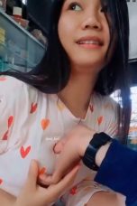 Mbak Cantik Penjaga Warung Diremas-remas Sales Rokok