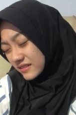 Jilbab Perawan Cantik Pasrah Dimasukin Kontol Cowoknya