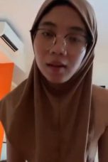 Tocil Jilbab Menunggangi Kontol Merem Melek Bilang Enak