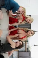 MomSwapped 26 06 09 Andi Avalon And Kathryn Mae Twins Are Every Mans Fantasy